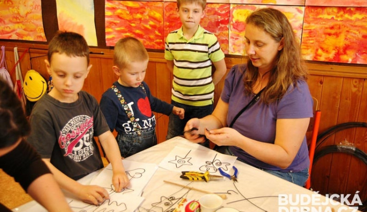 Dělaly se drátované ozdoby