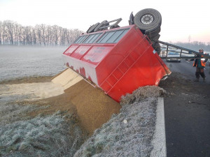 Havarovaný nákladní automobil mezi Dasným a Češnovicemi