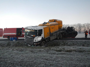 FOTO: Z kamionu po nehodě vyteklo 200 litrů nafty