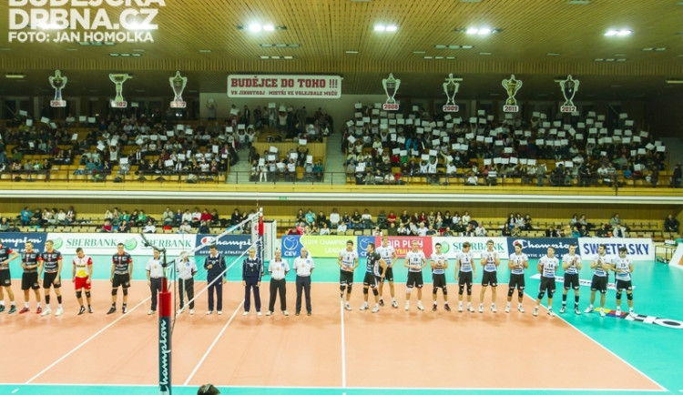 Na dnešní zápas by měli všichni fanoušci dorazit oblečeni v bílém