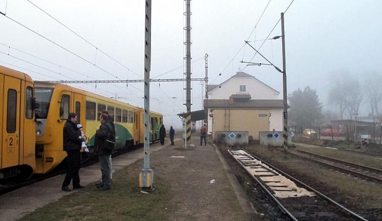Vlakové nádraží v Číčenicích