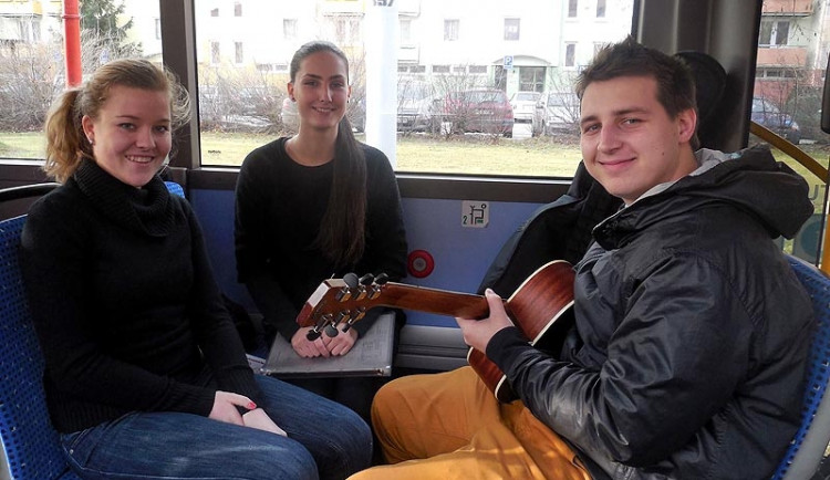 VIDEO: V autobusech a trolejbusech zněly koledy