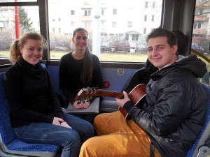 VIDEO: V autobusech a trolejbusech zněly koledy