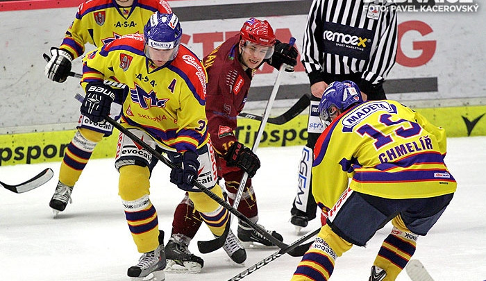 Václav Skuhravý (na snímku ze zápasu s Jihlavou) si od hokeje neodpočine ani během Vánoc