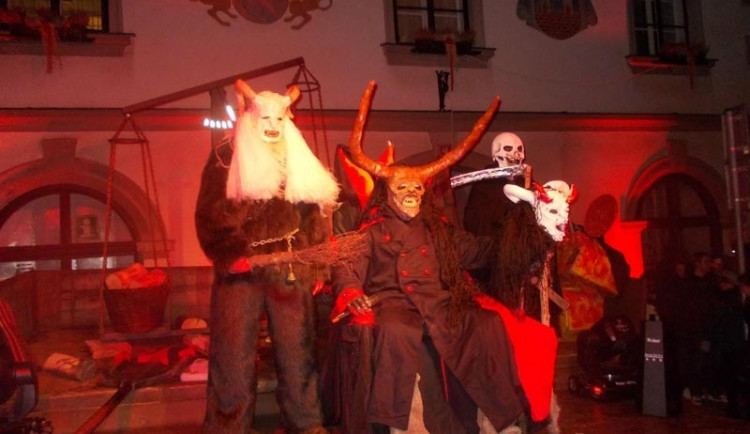 Pekelná tradice v Nových Hradech