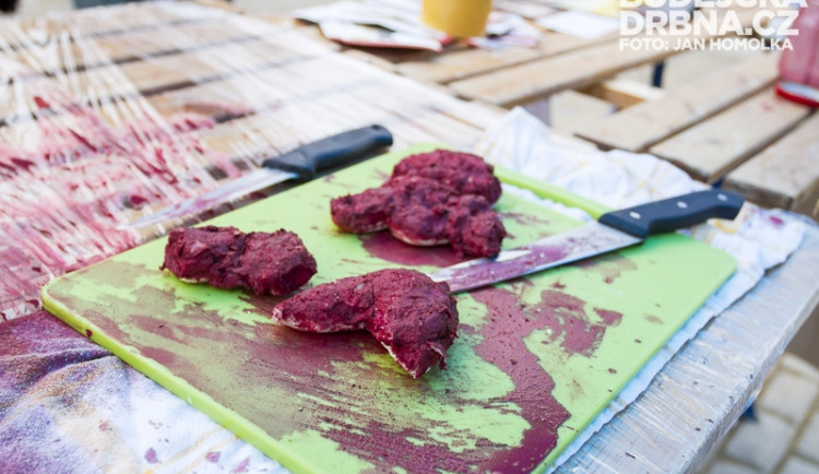 „Psí maso“ na náměstí Budějčáky moc nelákalo