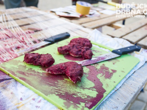„Psí maso“ na náměstí Budějčáky moc nelákalo