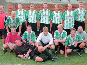 Během svého působení v českokrumlovském Slavoji (druhý zleva)