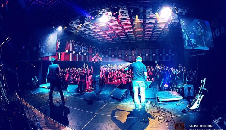 Jedním z vrcholů roku 2013 byl Dead End festival. Na snímku koncert domácích Satisfucktion