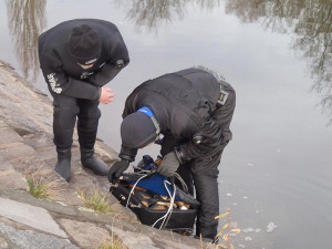 Kufr s kostmi nalezený v Malši u Malého jezu