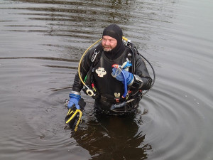 Kufr s kostmi nalezený v Malši u Malého jezu