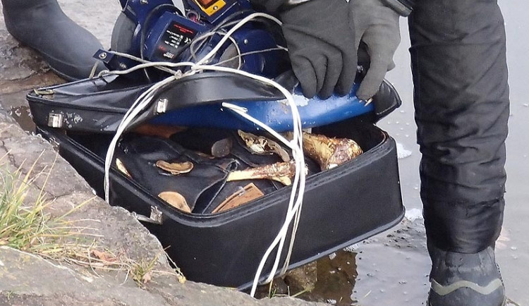 Kufr s kostmi nalezený v Malši u Malého jezu