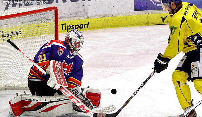 Daniel Boháč na budějckém ledě ještě v dresu Ústeckých Lvů (na snímku se snaží překonat gólmana Kůdelu)