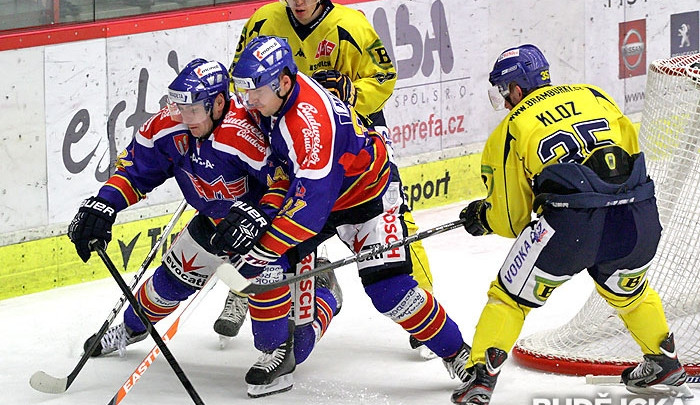 O jedinou branku Motoru se postaral Zdeněk Ondřej (na snímku po srážce se spoluhráčem Skuhravým v domácím utkání proti Ústí nad Labem)
