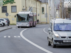 Na Lidické praskl vodovod, magistrát prý o poruše nevěděl