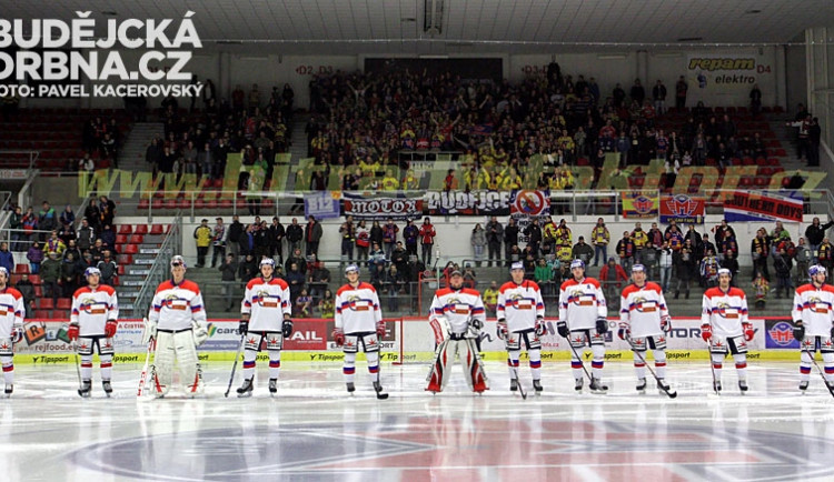 Motor nastoupil v retro dresech mužstva AC Stadion České Budějovice