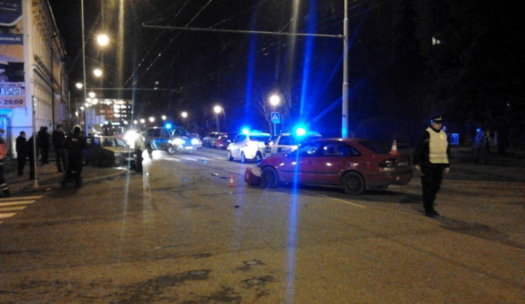 Nedělní nehoda na křižovatce Pekárenské a Jírovcovy v Českých Budějovicích