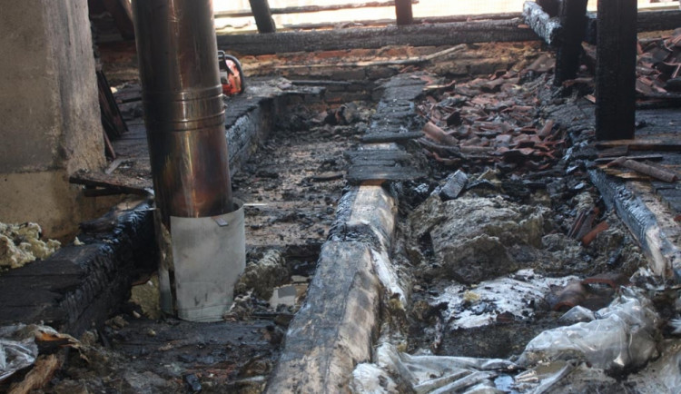 Požár střechy rodinného domu v Libníči