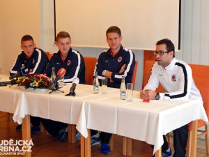Tisková konference Sparty Praha v Třeboni. Zprava mluvčí klubu Ondřej Kasík, brankář Tomáš Vaclík a obránci Jakub Brabec a Pavel Kadeřábek