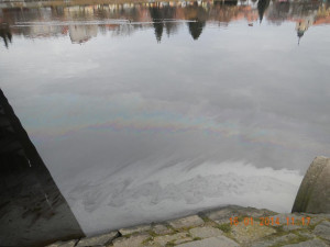 Do řeky v Týně nad Vltavou ve čtvrtek dopoledne unikly ropné látky