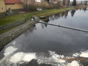 Do řeky v Týně nad Vltavou ve čtvrtek dopoledne unikly ropné látky