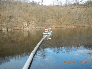 Do řeky v Týně nad Vltavou ve čtvrtek dopoledne unikly ropné látky