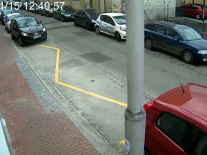 Mladík (vpravo nahoře) odváží kufry s nářadím