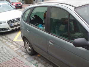 Rozbité okno Renaultu Scénic Romana Jinšíka staršího