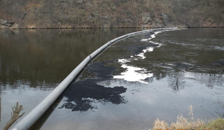 Do řeky v Týně nad Vltavou ve čtvrtek dopoledne unikly ropné látky