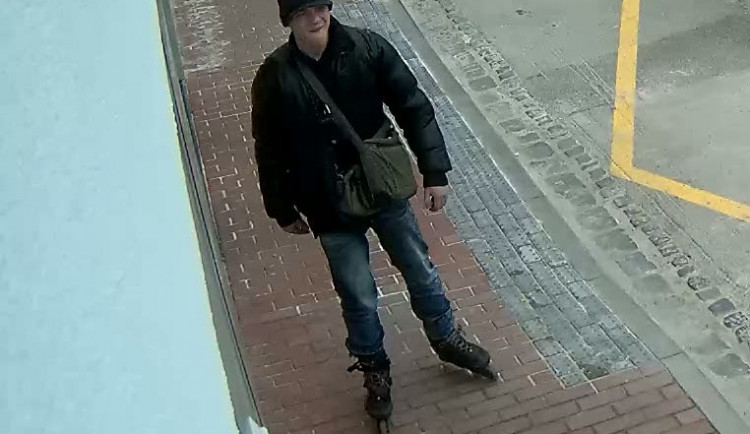 Mladík, který z auta našeho čtenáře ukradl pracovní nářadí