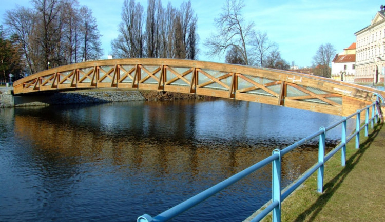 Lávka mezi Sokolským ostrovem a Zátkovým nábřežím