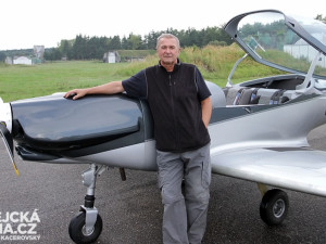 Jiří Zabranský vedle ultralightu Fascination F100
