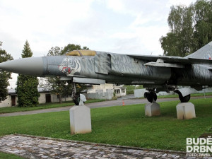 S tímto strojem, který je vystavený u hlavní brány letiště v Plané, Jiří Zabranský v minulosti létal