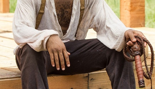 Chiwetel Ejiofor jako Solomon Northupa ve filmu 12 let v řetězech