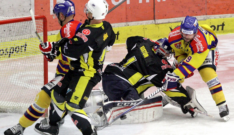 David Kuchejda se přes Matúše Kostúra snaží gólově prosadit. Bohužel marně