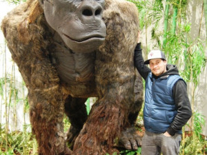 Kurátor výstavy Marek Houška s Gigantopitékusem