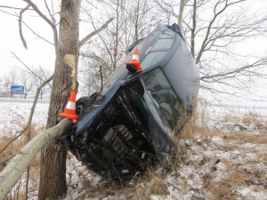 Mazda vylétla ze silnice a zůstala viset na stromě