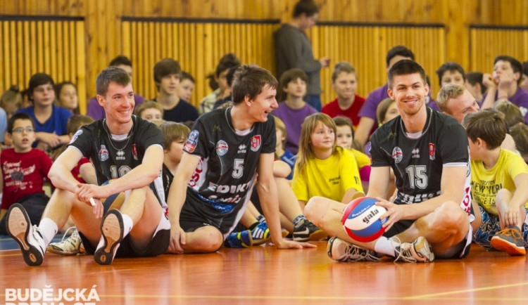 Nadšení školáci z Oskarky si zatrénovali s volejbalisty