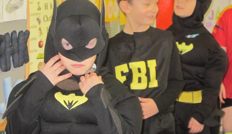 FOTO: Na pořádek v májské škole dohlíželi Batmani