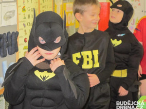 FOTO: Na pořádek v májské škole dohlíželi Batmani