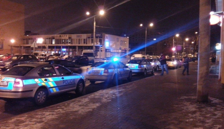 Policejní vozy před Bowlingem Jiskra