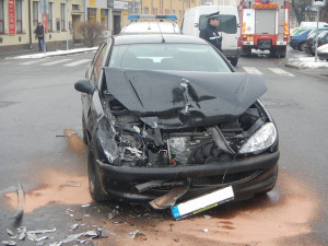 Peugeot 206 po čtvrteční kolizi v Ledenické ulici