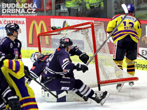 Kapitán Aleš Kotalík hrál tvrdě. Tvrdý náraz o branku schytal v tento moment obránce Ulrych