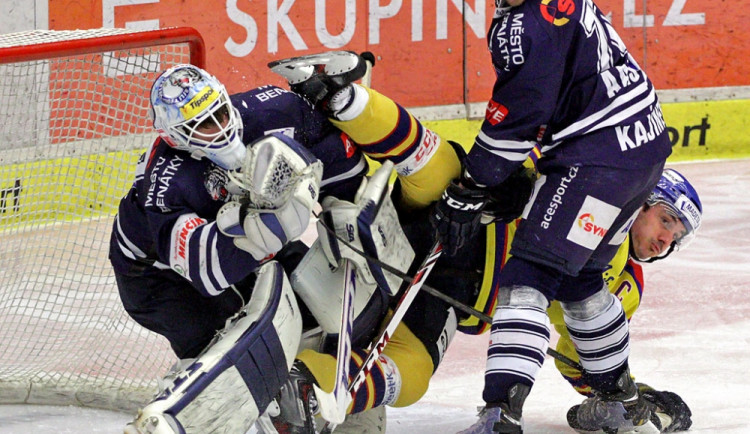 Aleš Kotalík při tomto souboji s Kajínkem trefil Marka Schwarze bruslí do masky