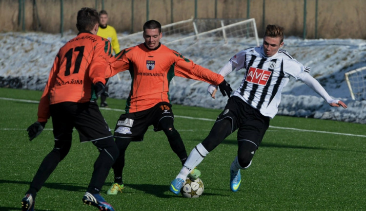 Zdeněk Linhart (vpravo) při utkání s Vlašimí