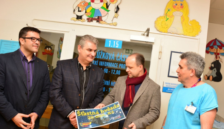 Předání šeku na 20 tisíc korun v rámci projektu Šťastná hvězda