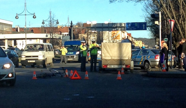 Na Mánesově ulici došlo ke srážce cyklisty s osobním automobilem