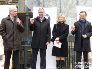 Starosta Jindřich Bláha (vlevo) předal pamětní medaile