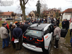 Všichni účastníci slavnostního předání BMW i3 si mohli vůz dokonale prohlédnout
