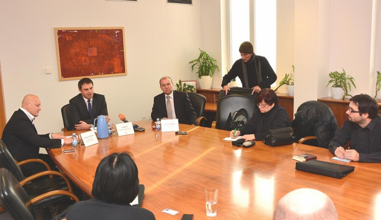 Kromě hejtmana Jiřího Zimoly se setkání s novináři zúčastnili generální ředitel Motor Jikov Group Miroslav Dvořák (vlevo) a generální ředitel Farmtecu Václav Škeřík (vpravo)